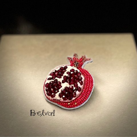 ビーズ刺繍 のブローチ　-ザクロ　Pomegranate-