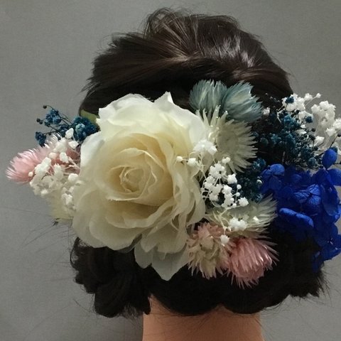 髪飾り 結婚式  ホワイトローズとロイヤルブルーの  aku ヘアアクセリー.   
