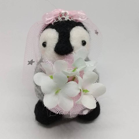 ピンクリボンベールの花嫁ペンギンちゃん