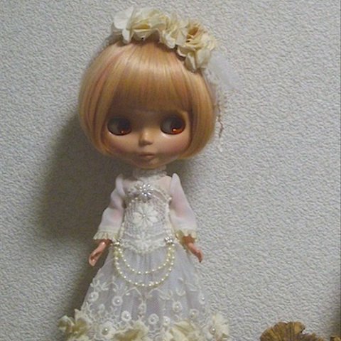 1/6Doll dress /  white flower