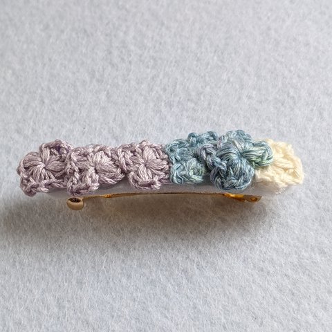 紫陽花　バレッタ　手編み　かぎ針編み　白地　紫　青　白　金具　金色　優しい　かわいい　夏　 花　アクセサリー　ニット・編み物