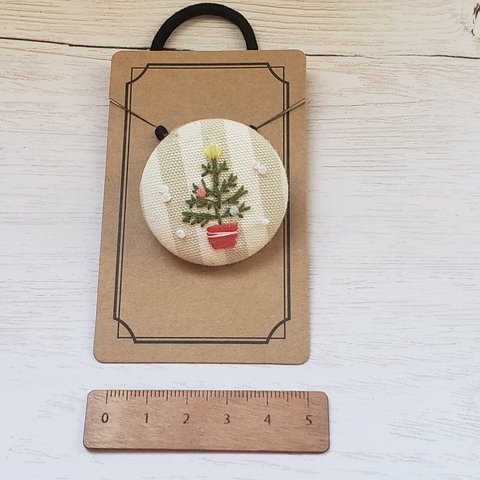 手刺繍のくるみボタンヘアゴム　クリスマスツリー