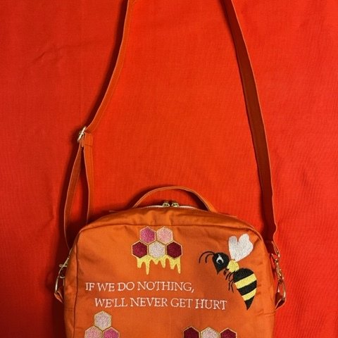 ハチ刺繍のランチボックスショルダーバッグ