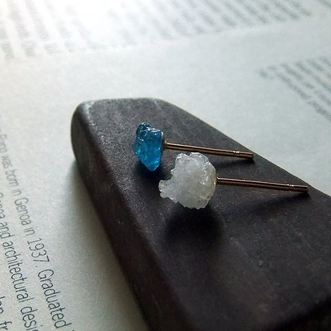ネオンブルーアパタイトと水晶結晶ピアス
