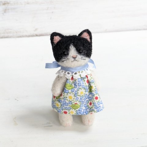 受注制作　テディベア風猫人形(⁠白黒はちわれ)　羊毛フェルト　ドールハウス