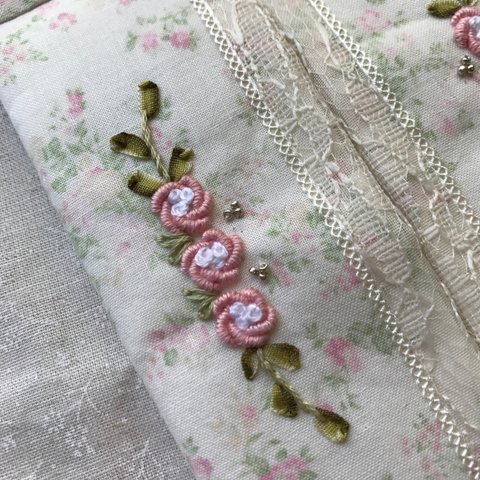 薔薇の刺繍入りポケットティッシュケース