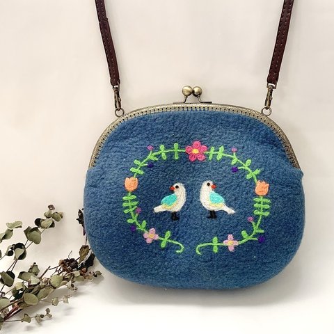 鳥とお花の羊毛刺繍ポシェット（ブルー）