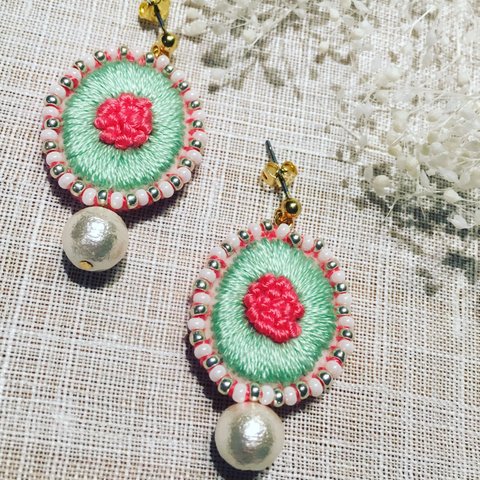 刺繍の大ぶりピアス グリーン系