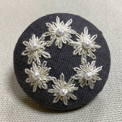 刺繍ブローチ/ヘアゴム　グレー×コーラルホワイト