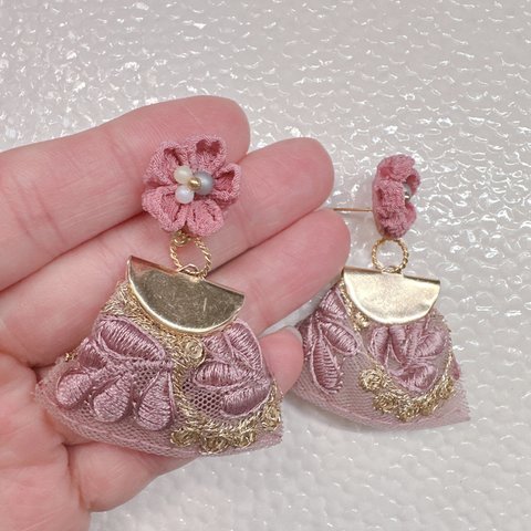 桜のつまみ細工とインド刺繍リボンのピアス　　サージカルステンレス