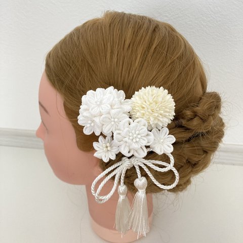 つまみ細工の髪飾り（ホワイト　180度ふんわり小花）成人式　結婚式　和装　卒業式　袴　七五三
