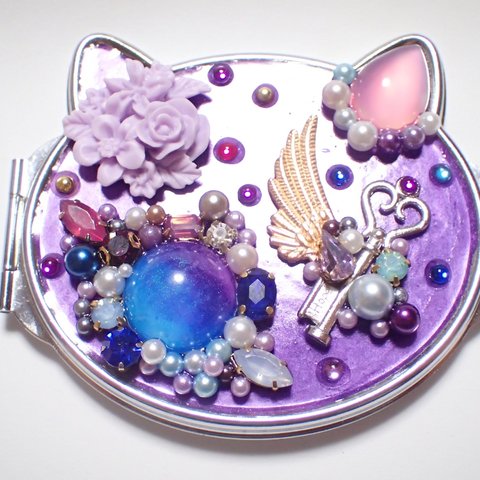 ねこのコンパクトミラー レジン ブルー  青色 パープル 紫色 羽 鍵  ねこ ネコ 猫 鏡 ミラー パール ビジュー 薔薇 バラ 花 