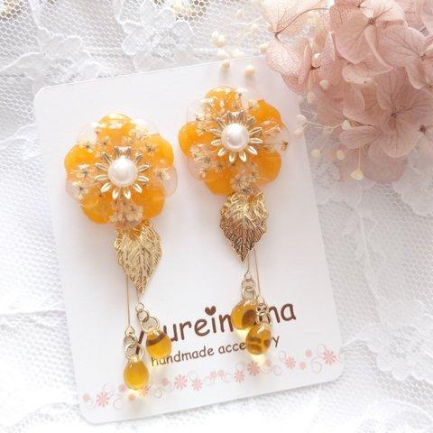 オレンジの花のイヤリング
