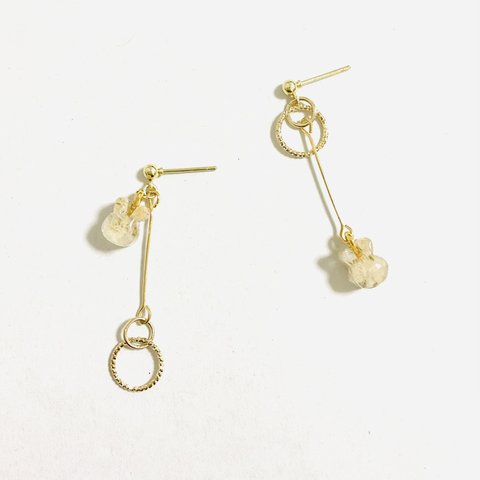 かすみ草うさぎのアシンメトリーピアス・イヤリング【プチ】