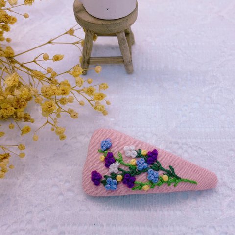 小さなお花刺繍 三角パッチンピン