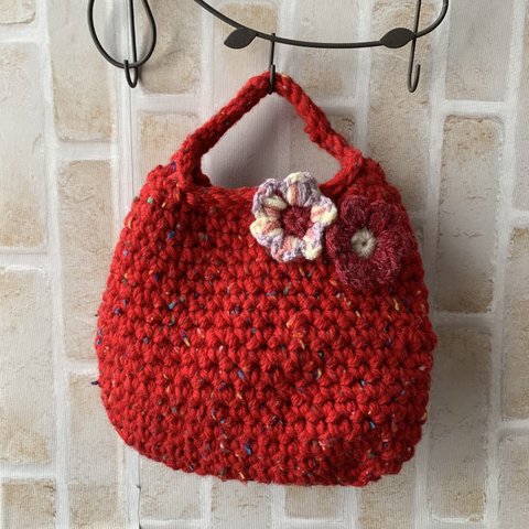 ぷっくりお花の赤い手編みのミニバッグ