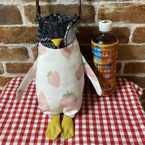 【送料無料】新柄‼︎ いちごペンギンさんの保冷保温ペットボトルカバー　ペットボトルケース