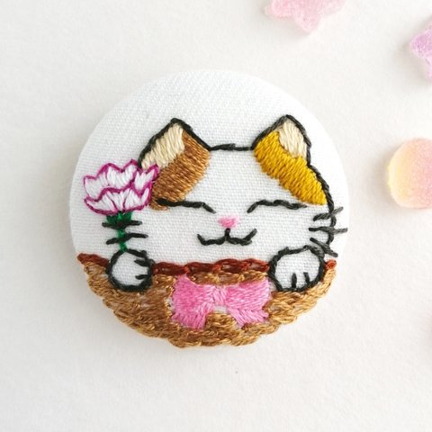 カーネーションを贈るねこちゃん刺繍ブローチ　ハチワレ