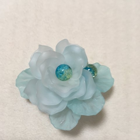 帯留 涼しげブルーのお花