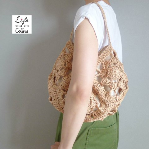 マニラヘンプヤーンで編んだ花モチーフの丸いバッグ
