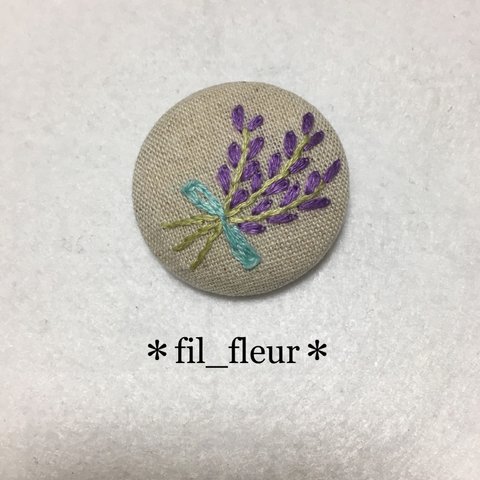 花の刺繍／ラベンダー＊くるみボタンのブローチ［大］