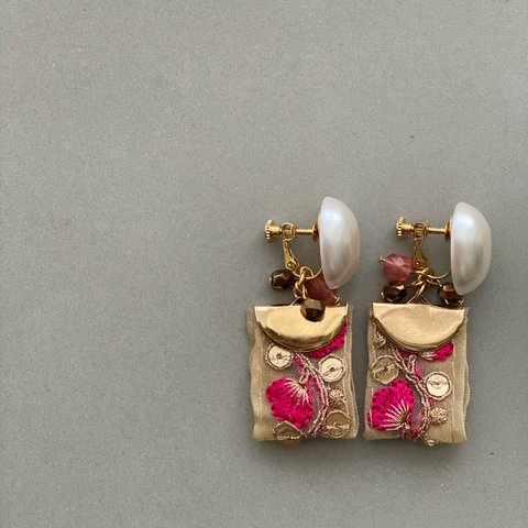 #000 pink ribbon earring