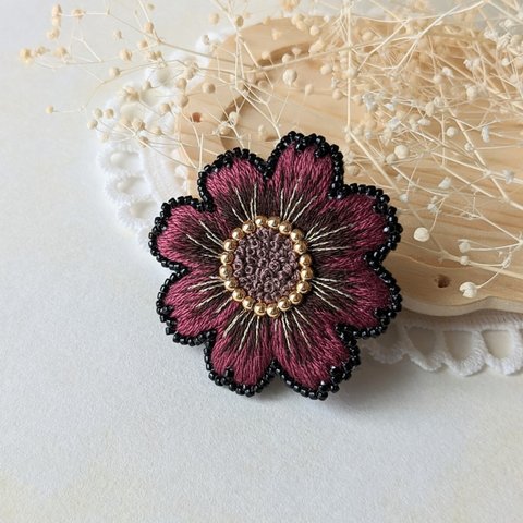 チョコレートコスモス刺繍のビーズブローチ