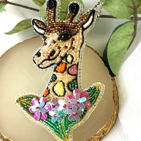 送料無料　🌟　カラフル　キリン　ビーズ刺繍ブローチ　バッグチャーム2way