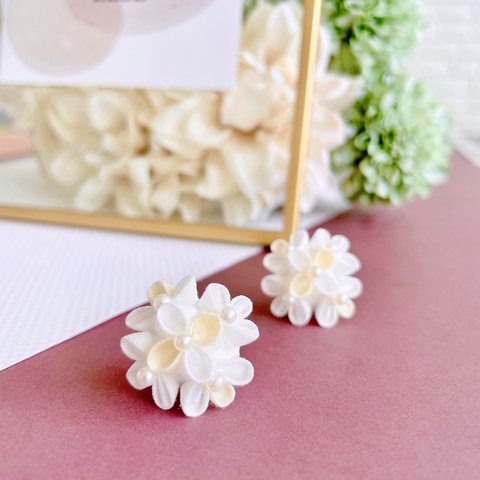 小さな紫陽花のピアスorイヤリング＊White＊つまみ細工