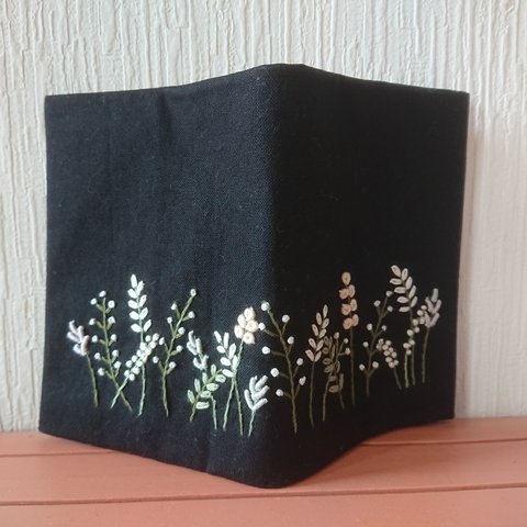 白い野の花刺繡文庫本サイズブックカバー１１号帆布