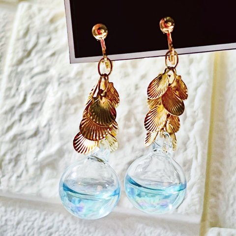 gold shell×水入りglassの耳飾り(ブルー)