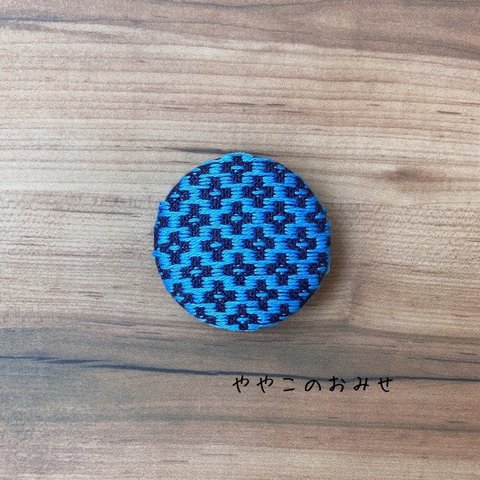 【選べる】こぎん刺しのくるみボタン(38mm/27mm)(マグネット/ブローチピン/ヘアゴム)●花十字の反転模様