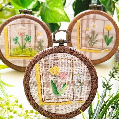 【刺繍】植物図鑑 チューリップ ／手刺繍／お花刺繍／ミニサイズ／送料無料／ラッピング無料／刺繍枠／刺繍フレーム／お花／お花シリーズ／春