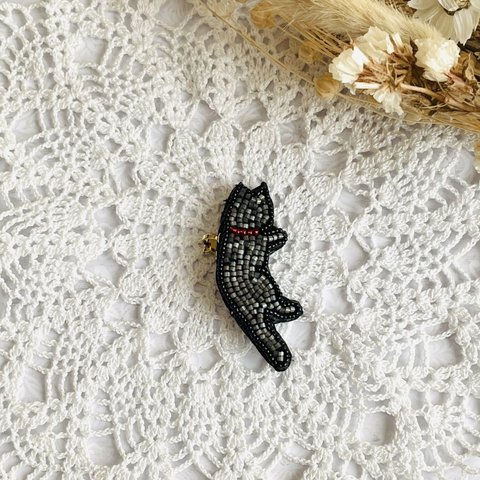 ビーズ刺繍のイヤーカフ・ぶら下がり猫（シルエット）