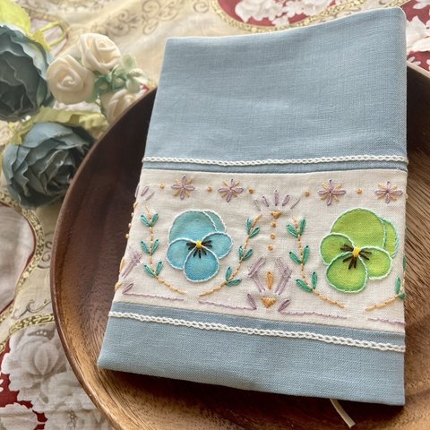 手刺繡のブックカバー(文庫サイズ)青×緑　パンジー柄