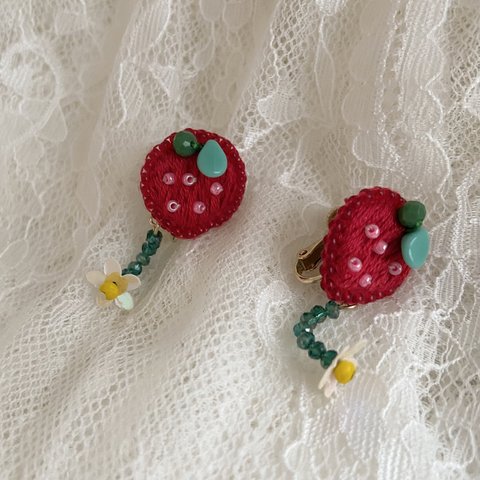 刺繍イヤリング「ラブリーいちご」