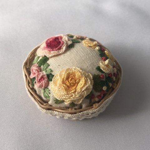 薔薇の刺繍の針山⑥