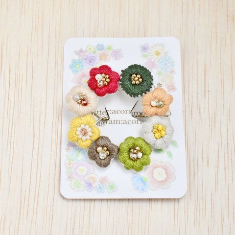 お花刺繍のリースクリップ