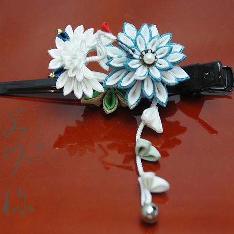 鶴と小花のクリップピンの髪飾り‐青‐つまみ細工