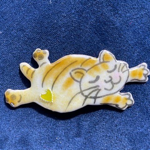 てづくり七宝焼　ねこちゃんバッヂ　ブラウン　☆