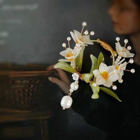 水仙のブローチ   スイセンブローチ プレゼント 小さな花 ホワイト