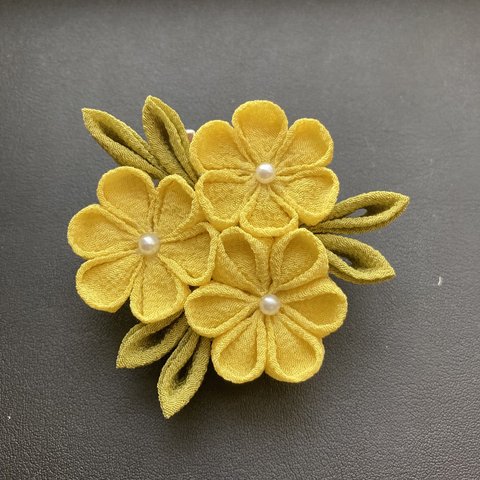 【つまみ細工】黄色い花のコサージュ　クリップ