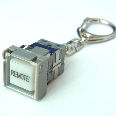 ぽちぽち押せる「REMOTE」ボタンキーホルダー