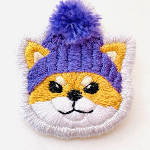 ポンポンニット帽の柴犬ブローチ(紫)