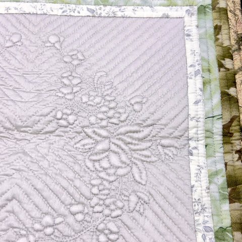 繊細な刺繍が素敵なパッチワークキルトマットです𖧷 