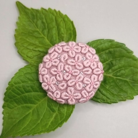 【受注製作】刺繍くるみボタンブローチ・ヘアゴム  花《ピンク紫陽花...アナベル》×ピンク  手刺繍