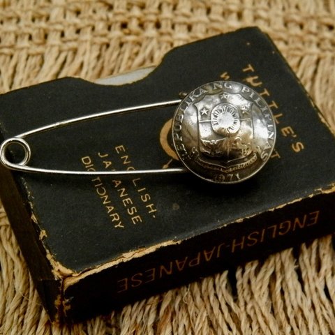 ＃B72 Philippines Coin Brooch