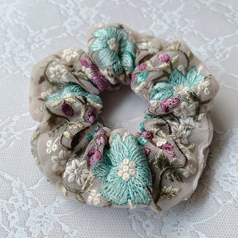 【シュシュ･48】インド刺繍リボン🎀水色の花刺繍