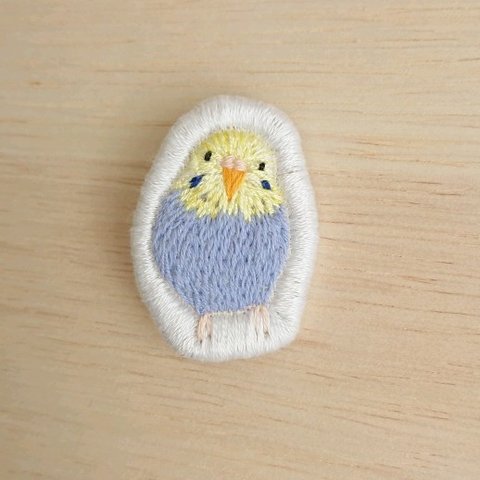 【刺繍】セキセイインコ（レインボー）のブローチ 