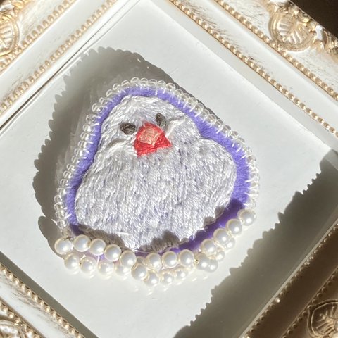 まん丸文鳥さんの刺繍ブローチ